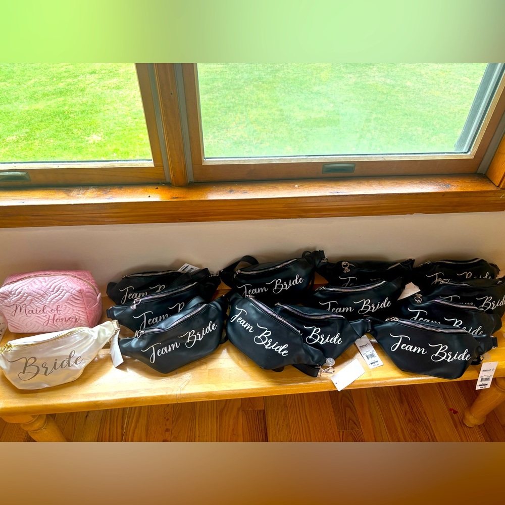12 NEW TEAM BRIDE FANNY PACKS 1 CREAM BRIDE FANNY PACK 1 MAID OF HONOR CASE